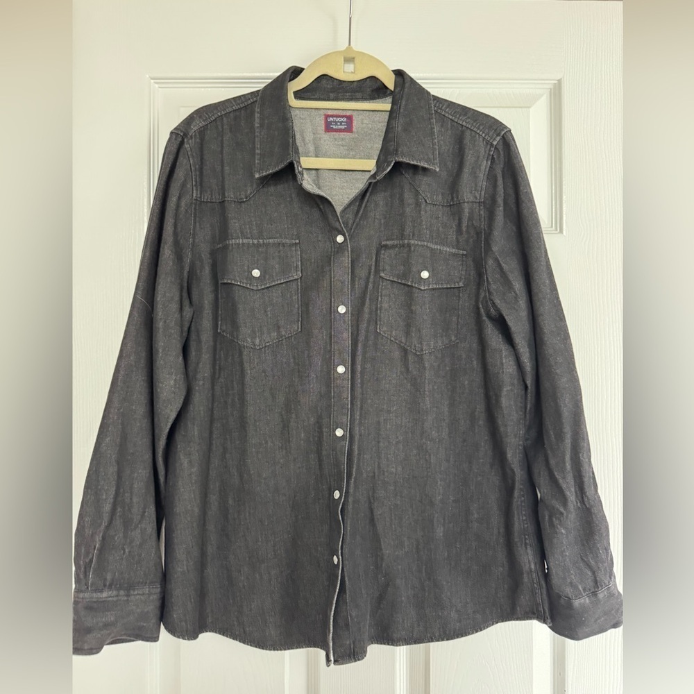 UNTUCKit Becky Woman’s button down (snap buttons)
Size 16 (large)